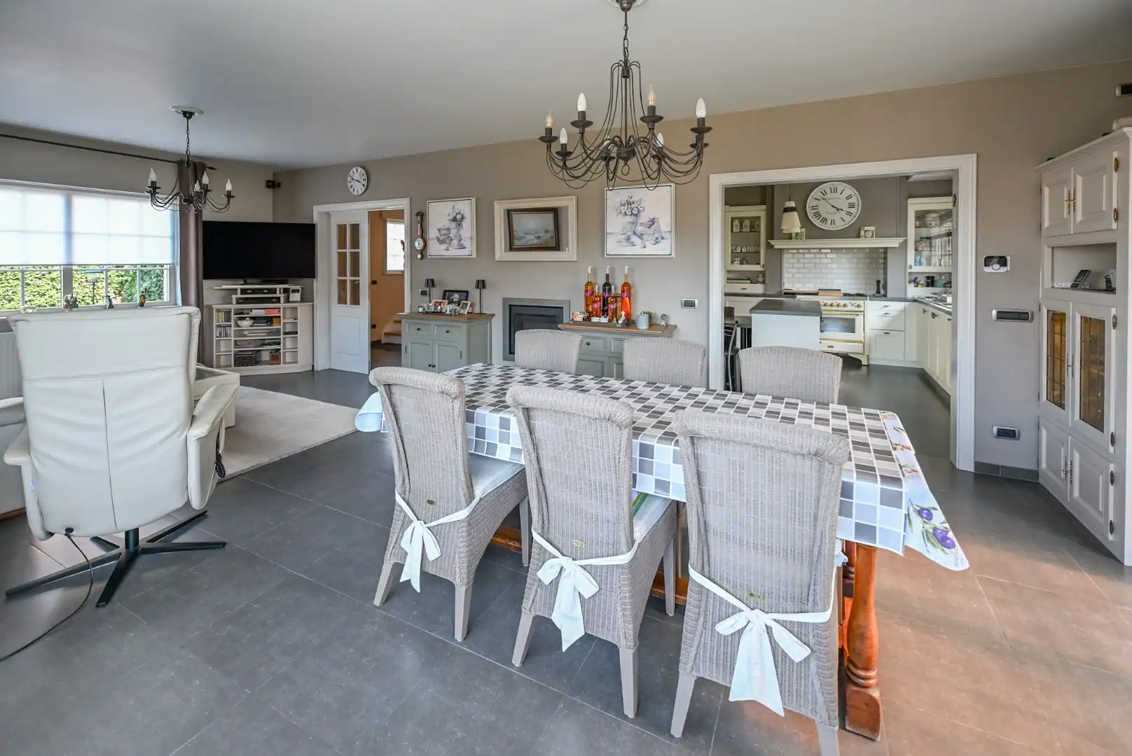 Mooie ruime open bebouwing met 3 slaapkamers en garage  foto 7