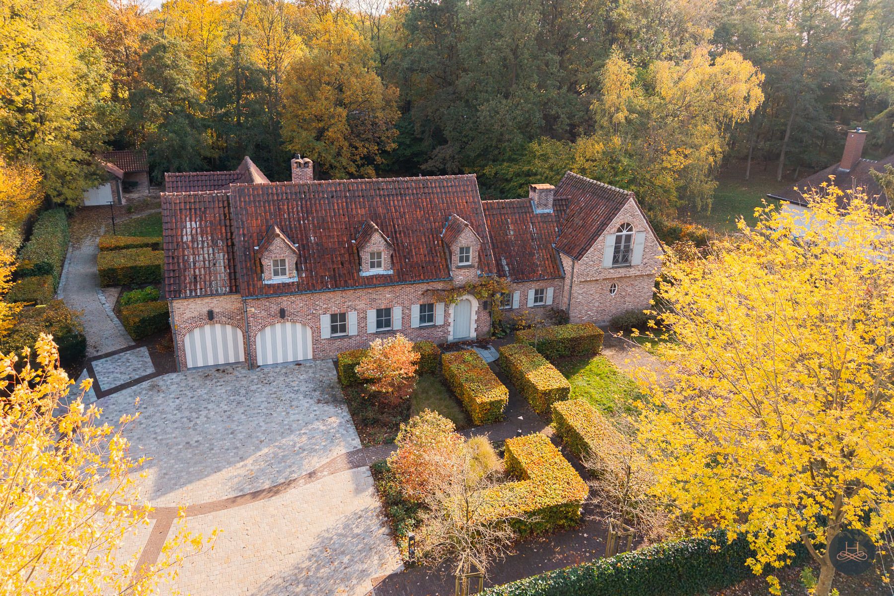 Hoofdfoto van de publicatie: Riant landhuis met zwembad op ruim perceel in rustige wijk