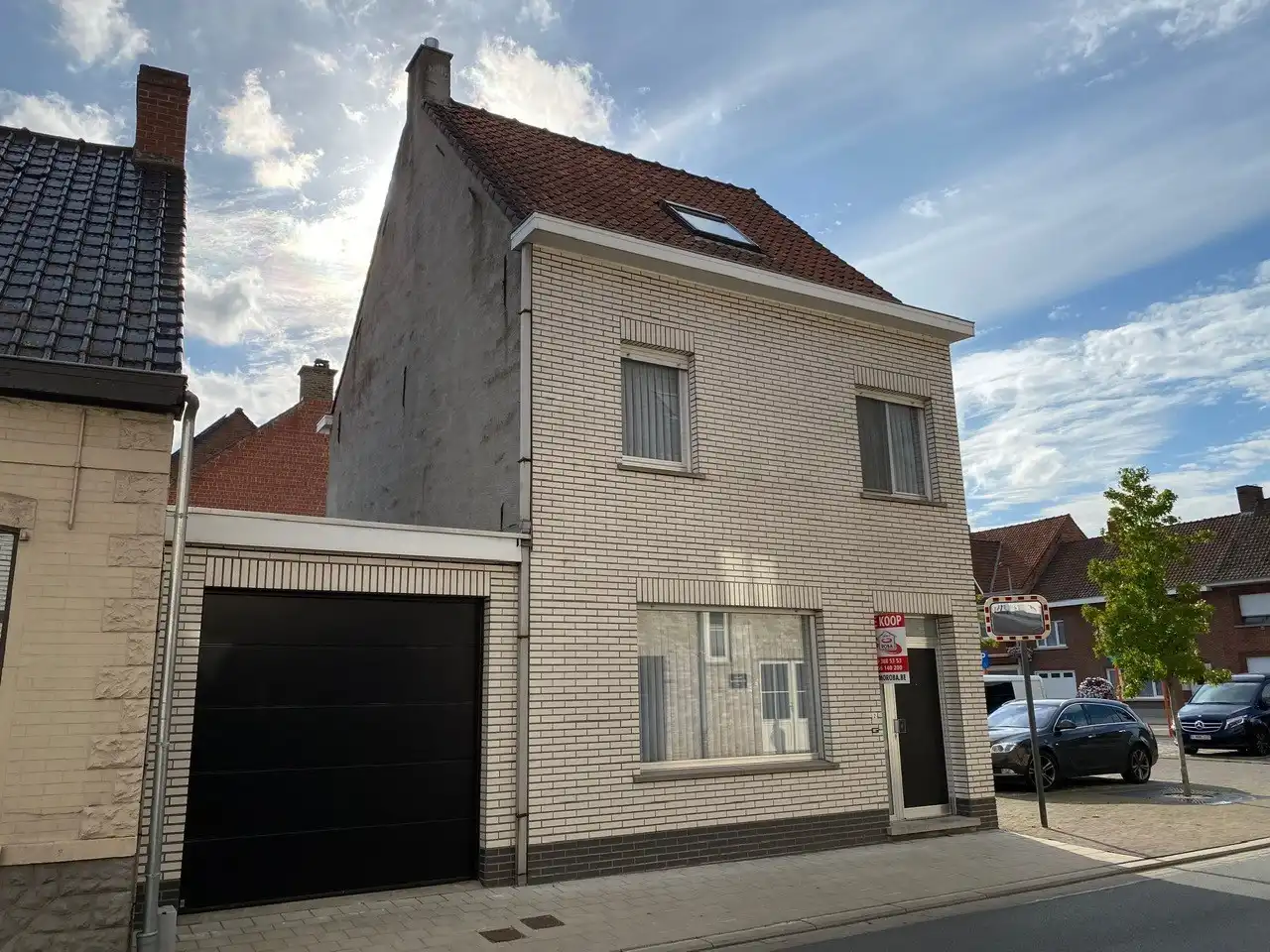Instapklare hoekwoning met 2 garages 'TE KOOP' te Oeselgem. foto 23