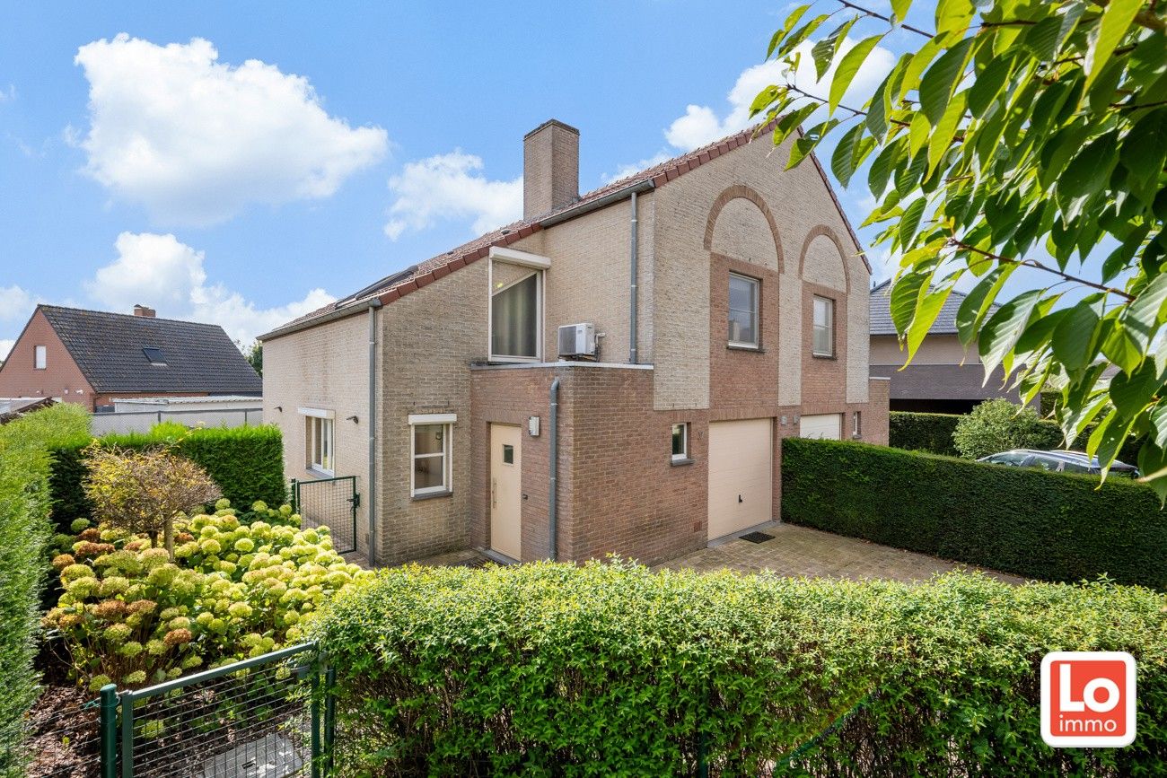 Instapklare en energiezuinige halfopen woning met inpandige garage op een rustige ligging en toch op wandelafstand van het centrum van Lochristi en de groene wandelregio rond de Rozelaredreef/Kasteeldreef! foto {{pictureIndex}}
