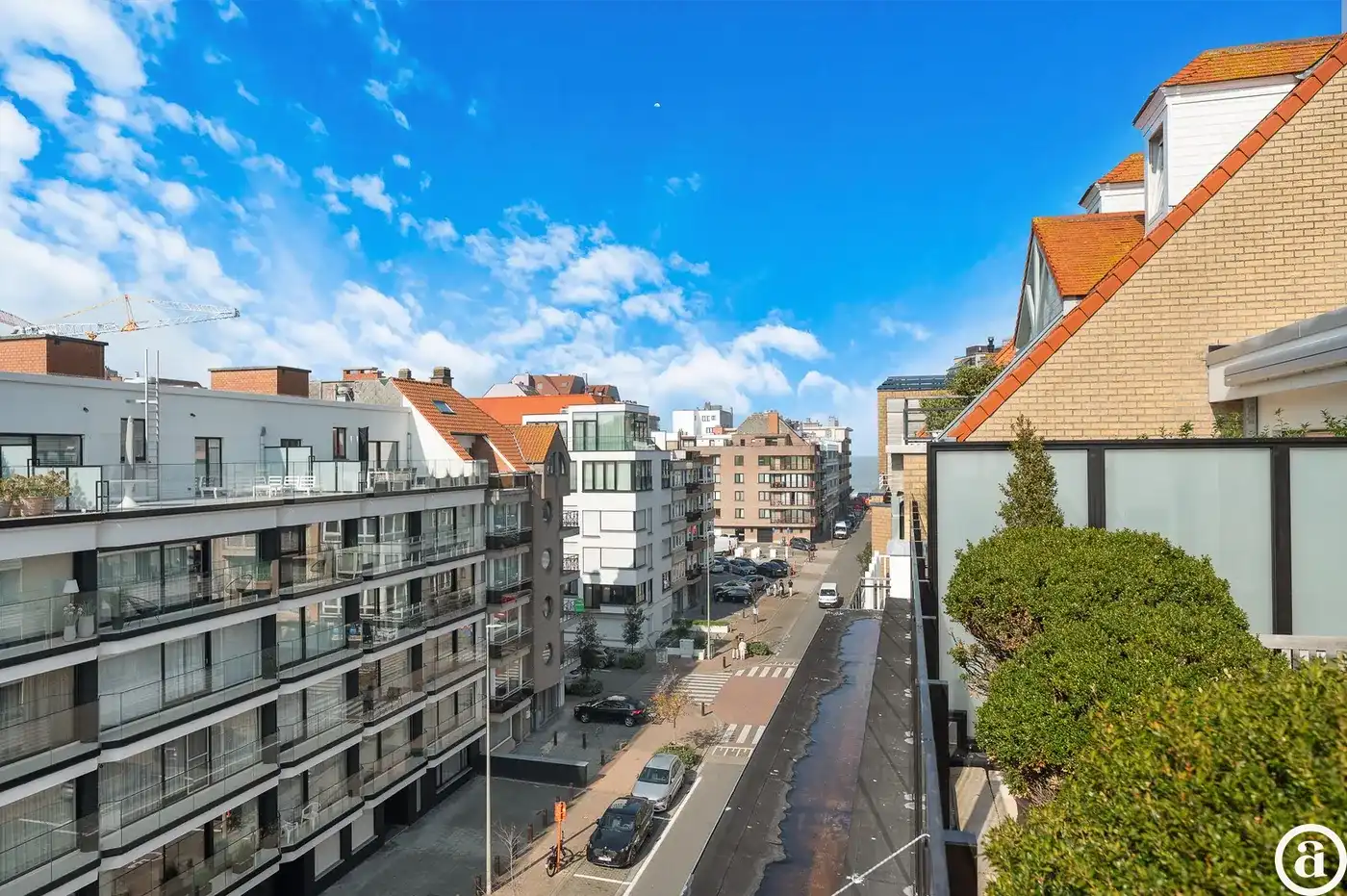Penthouse appartement met grote zonneterrassen nabij strand. foto {{pictureIndex}}