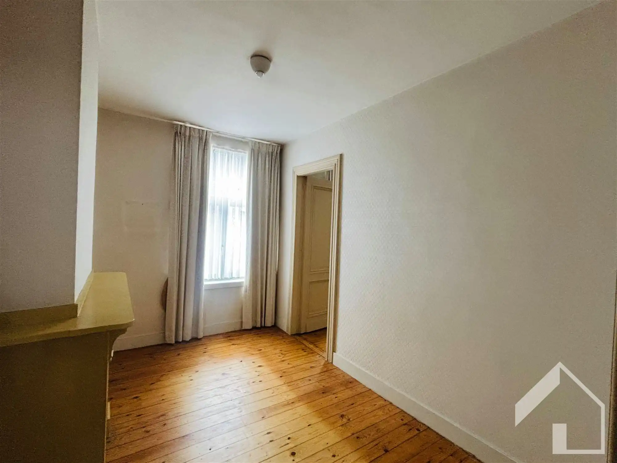 Hoekwoning met authentieke elementen en 4 garages foto 13