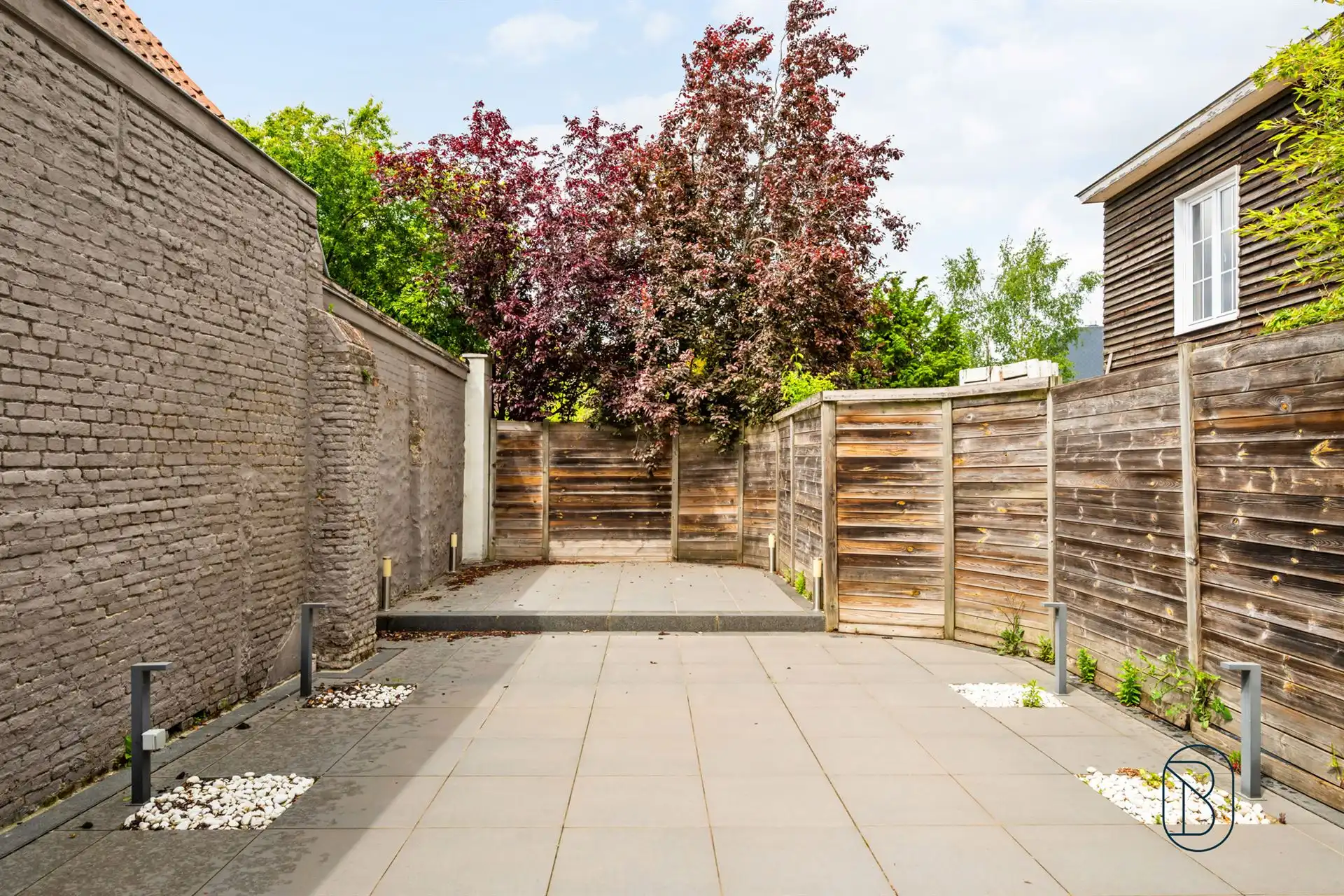 Topgelegen handelspand met kwalitatief duplex appartement foto {{pictureIndex}}