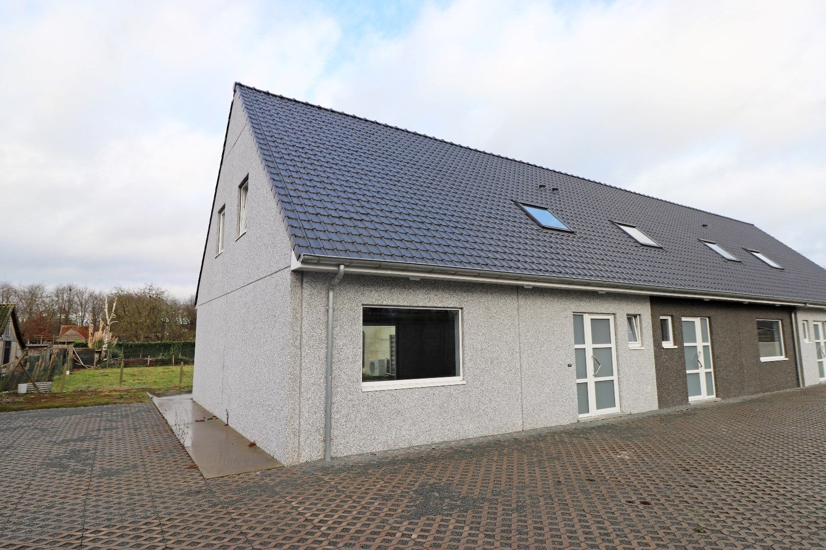 Nieuwbouwwoning (met warmtepomp) foto {{pictureIndex}}