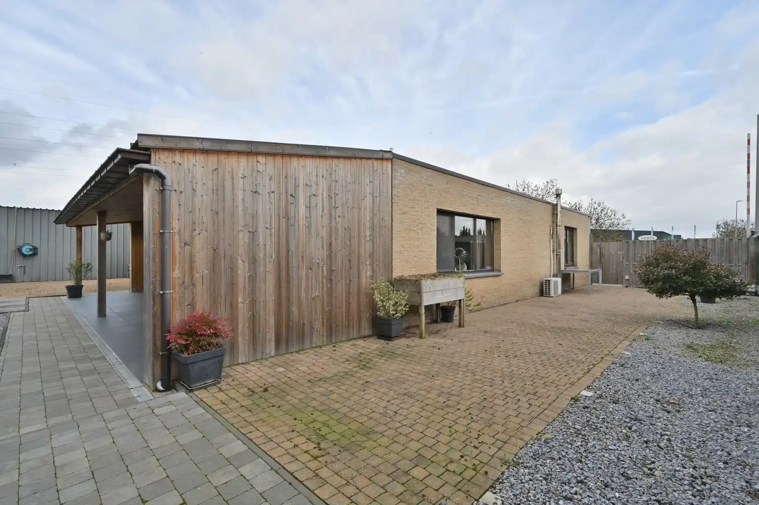 Woning met bedrijfshal op volledig omheind perceel foto 9