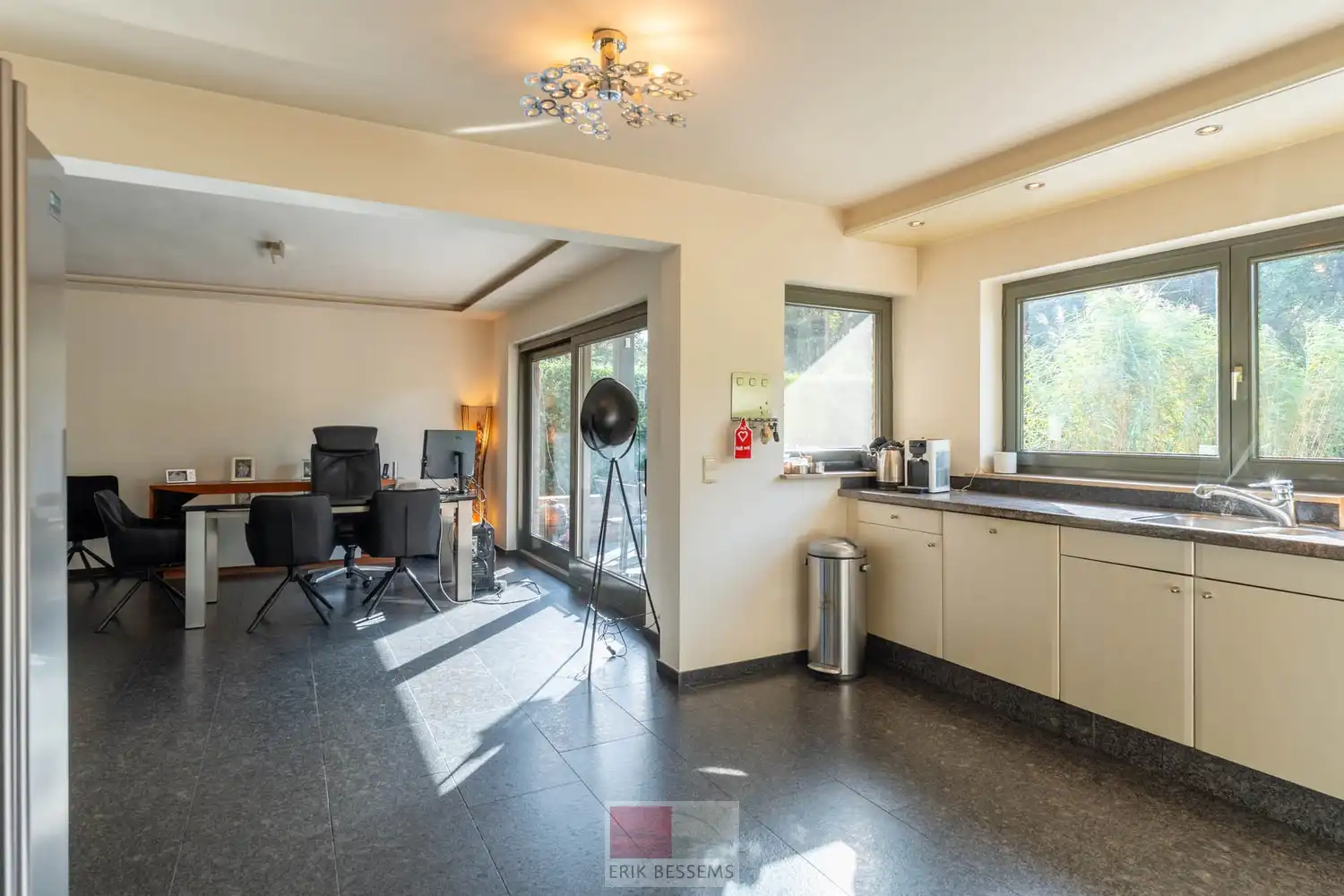 Vrijstaande woning gelegen op een royaal perceel van maar liefst 990 m² en beschikt over een bewoonbare oppervlakte van circa 221 m² foto 17