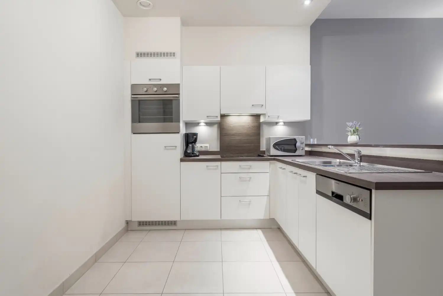 Ruim gelijkvloers appartement met drie slaapkamers en twee badkamers. In het centrum en dichtbij de Dijk en het strand van Blankenberge. Dit appartement wordt gemeubeld verhuurd. foto 6