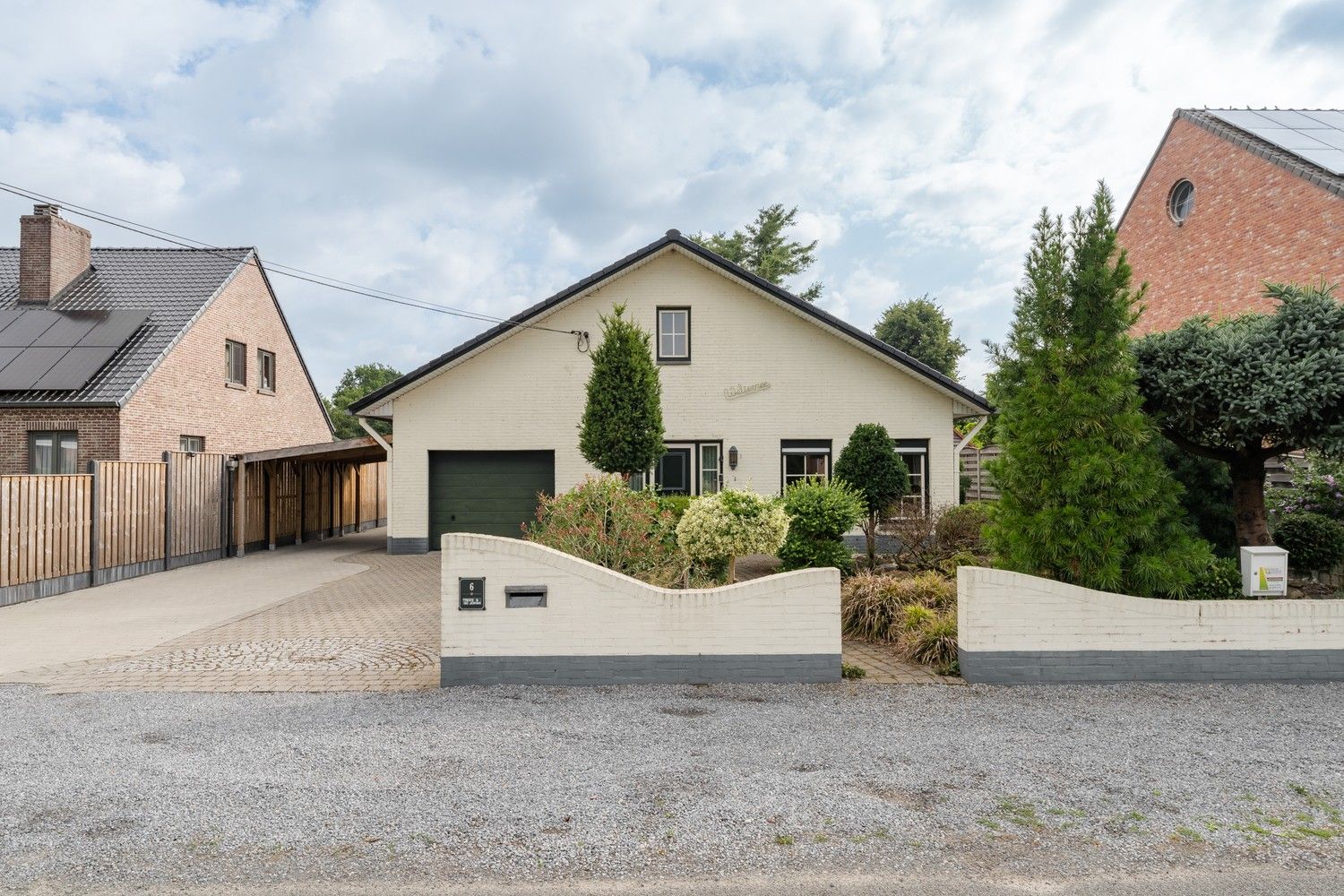 Instapklare gezinswoning met veranda en prachtige tuin foto {{pictureIndex}}