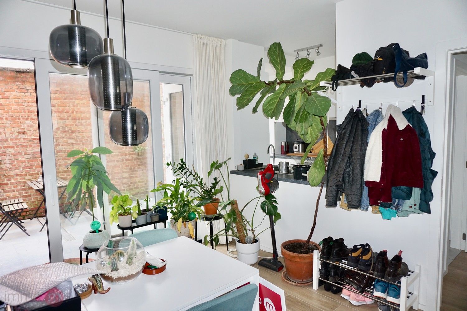 Gerenoveerd 1 slaapkamer appartement met groot terras/binnenkoer en garage. foto 5