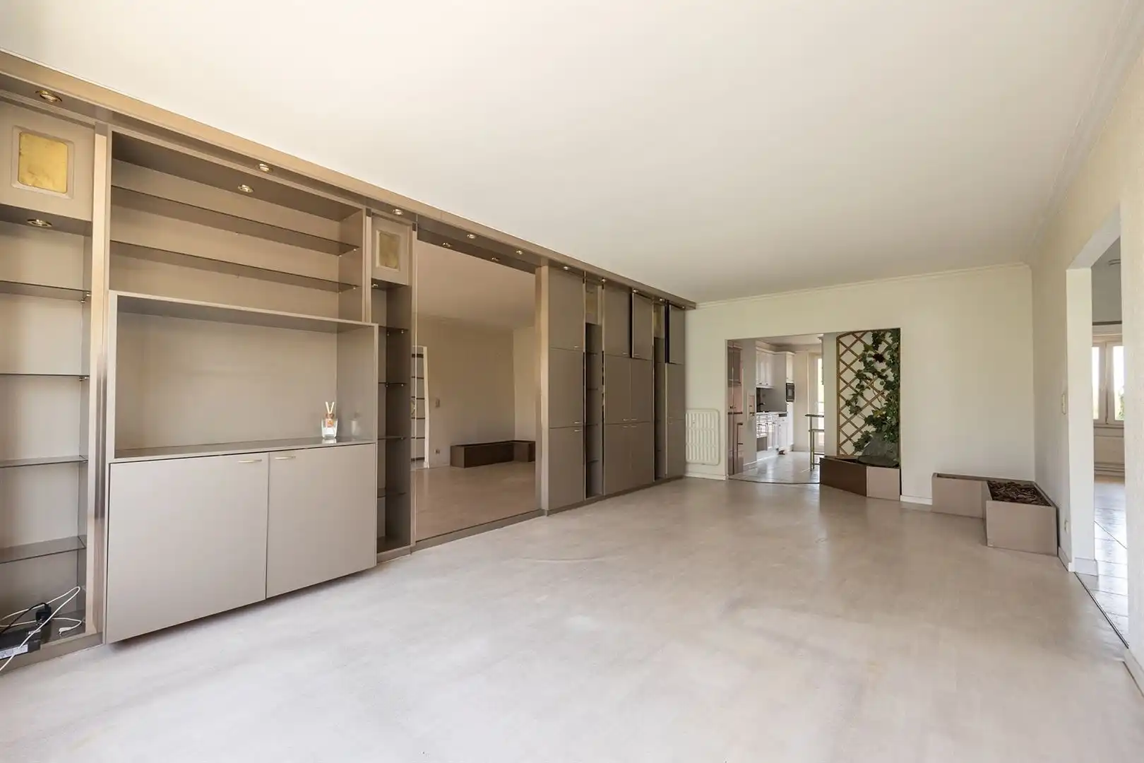 Ruim appartement met 2 slaapkamers, dressing en terras foto 3