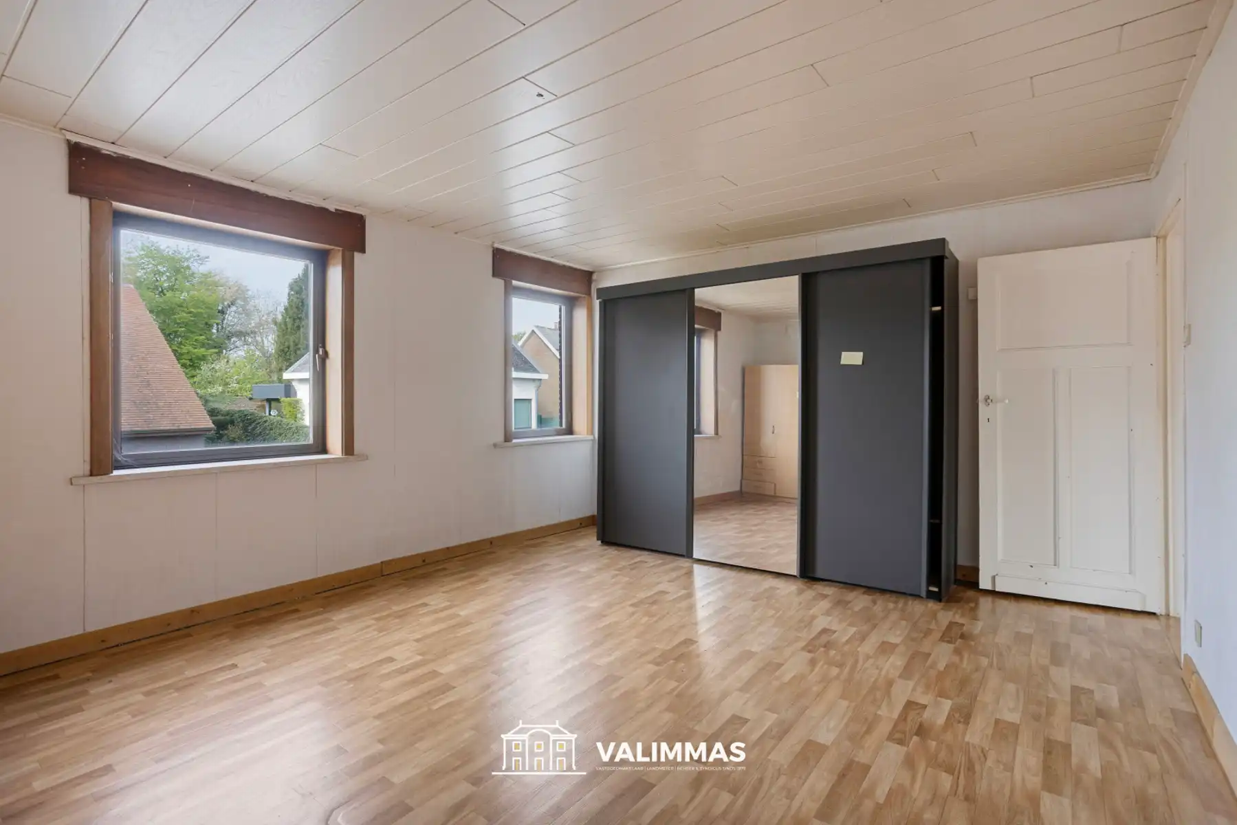 Een driegevelwoning met garage en grote tuin, op ± 26 are ! foto 14