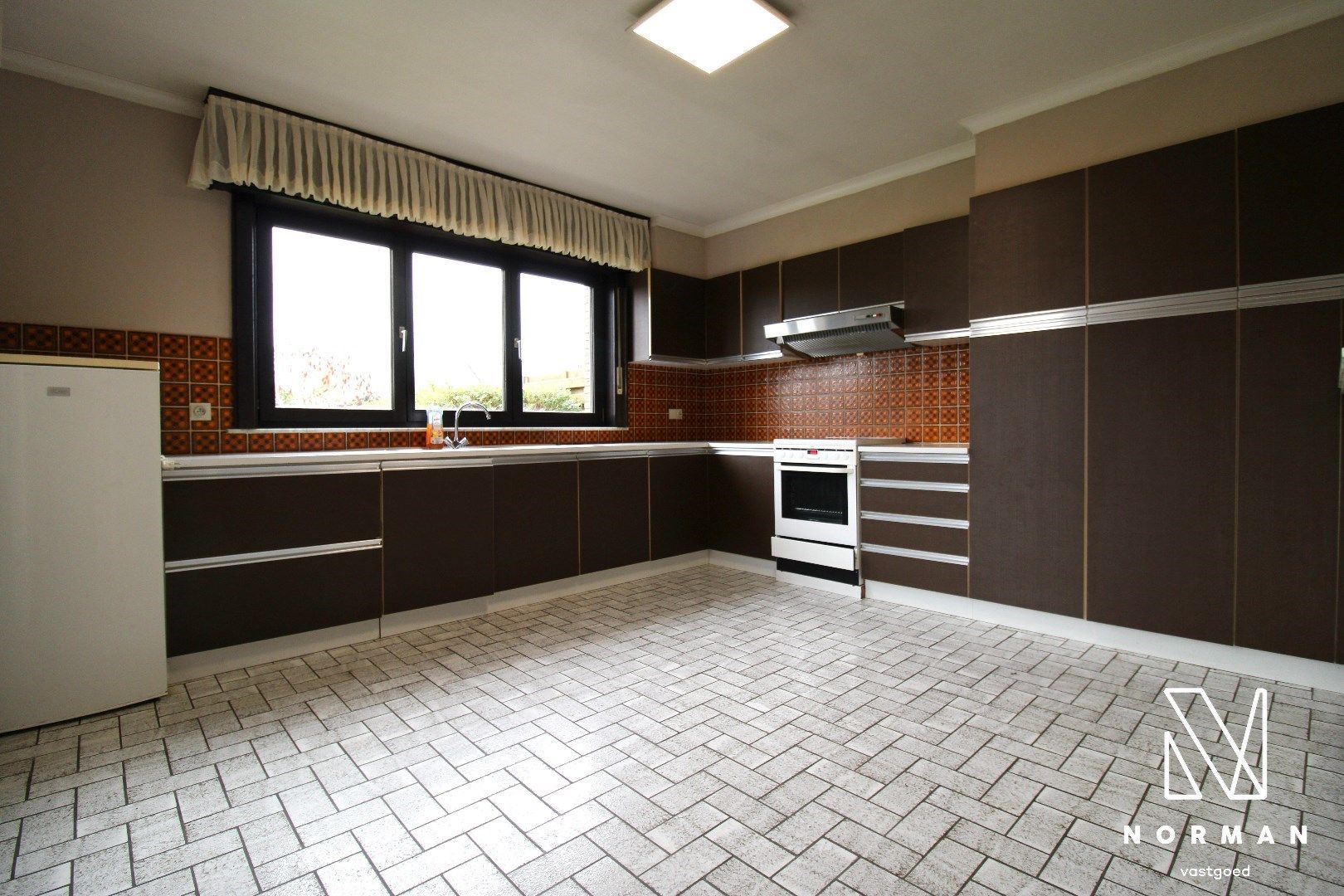 Halfopen woning met 4 slaapkamers en uitweg op toplocatie foto 9