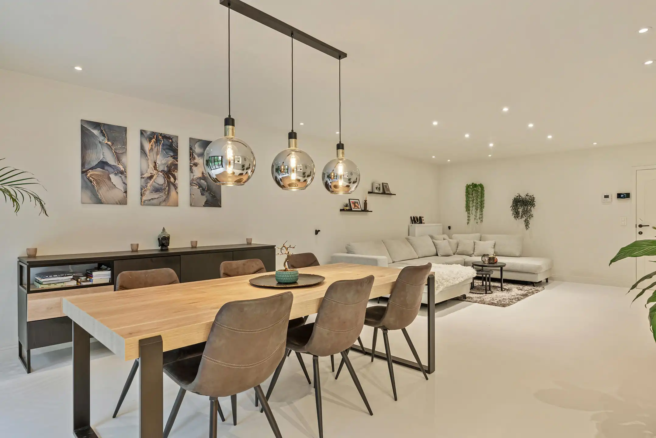 Volledig gerenoveerd zonnig appartement met 2 slaapkamers foto 3