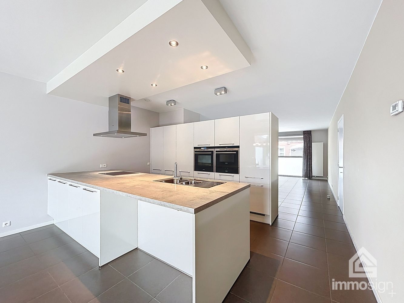 Ruim gelijkvloers appartement (118 m²) in hartje Bree met ruim terras (53 m²), grote kelderberging en extra brede staanplaats foto 8