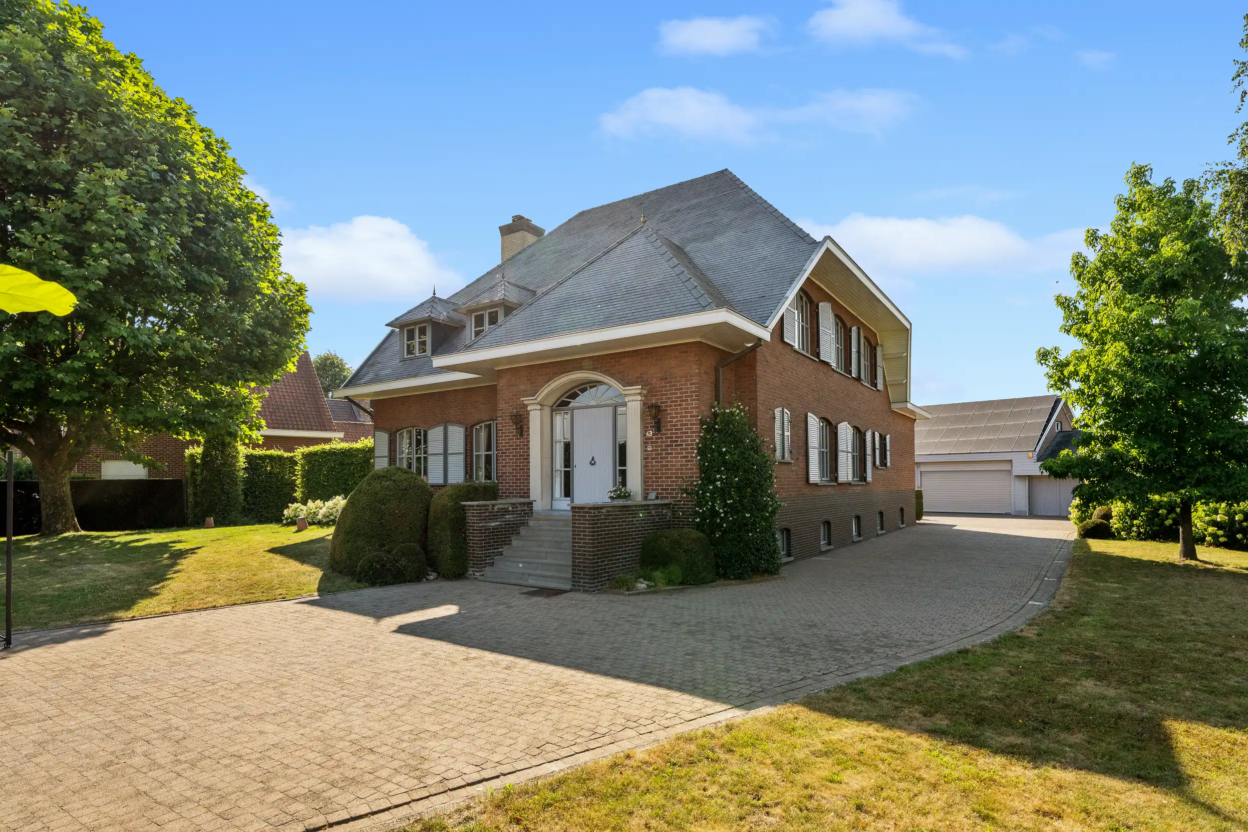 Luxueus gerenoveerde herenwoning  met loods op 2.137m² foto 2