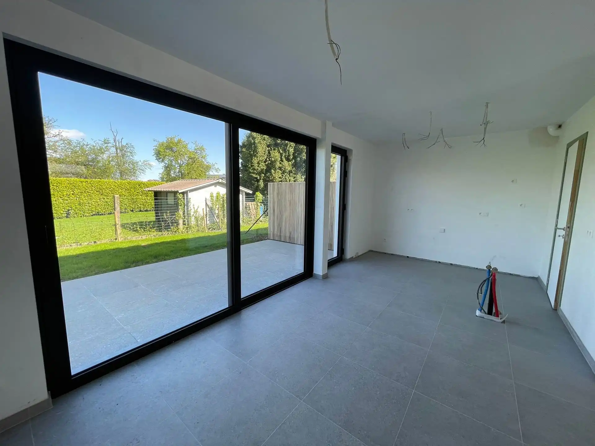 Nieuwbouwwoning met drie slaapkamers, tuin en terras foto 5