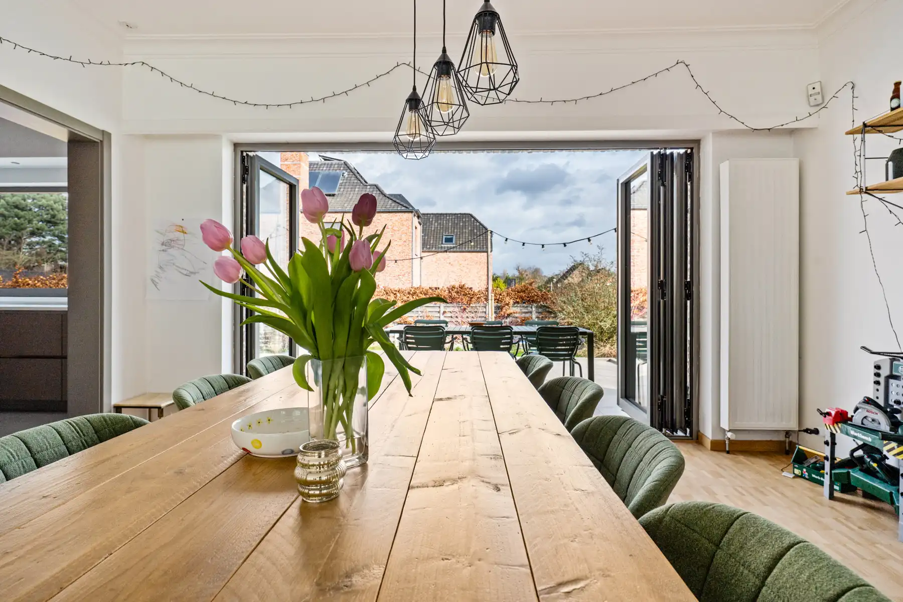 Villa met 5 slpk, 2 badkamers, ruime tuin, garage en kelder foto 9