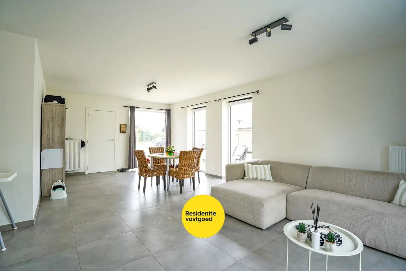 Ruime energiezuinige recente halfopen bebouwing  (2024) met inpandige garage op 258m² gelegen te Houthulst. foto 4
