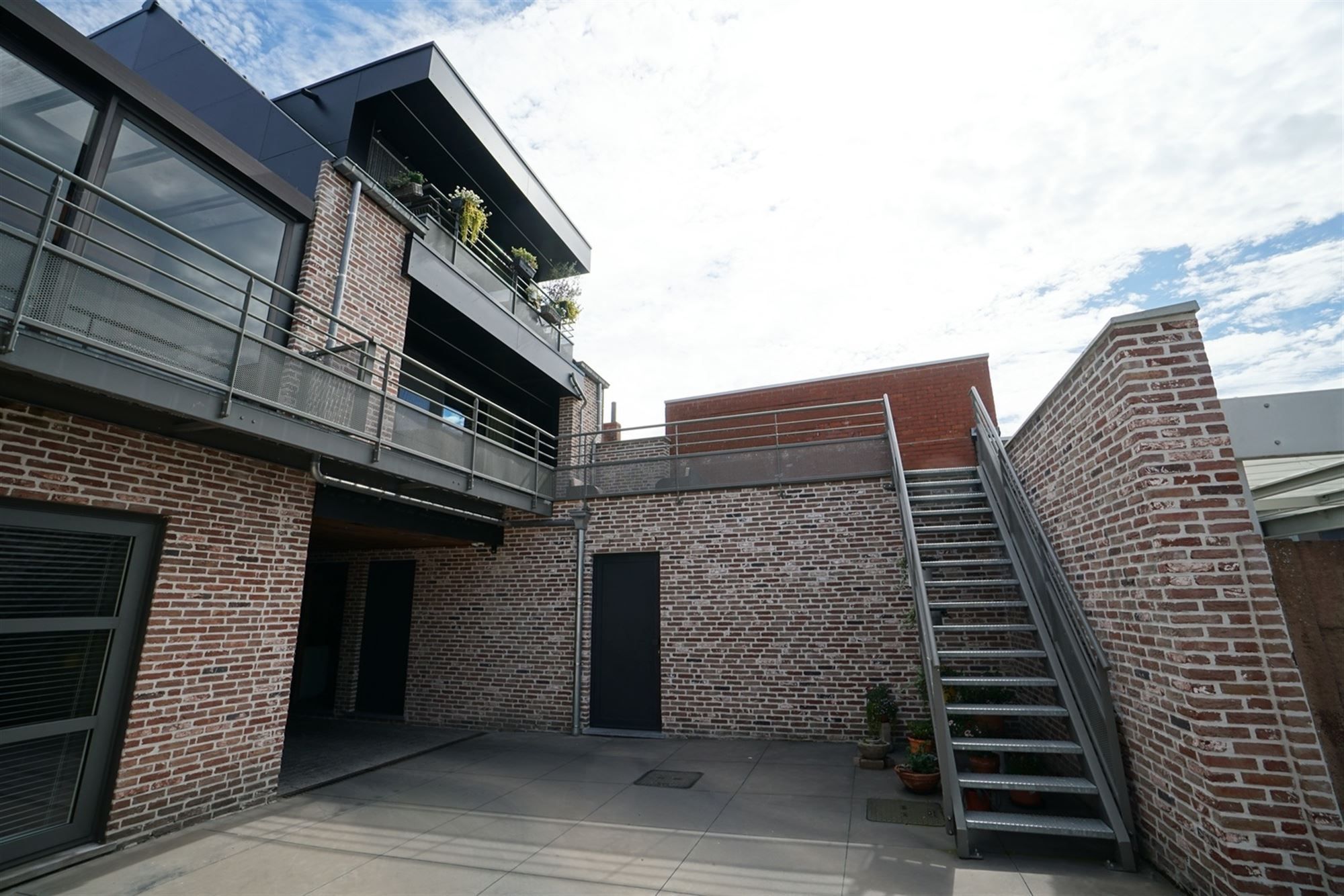 Prachtig  2-slpk appartement met lift, ruim zonnig terras en garage in centrum Oosteeklo foto 24