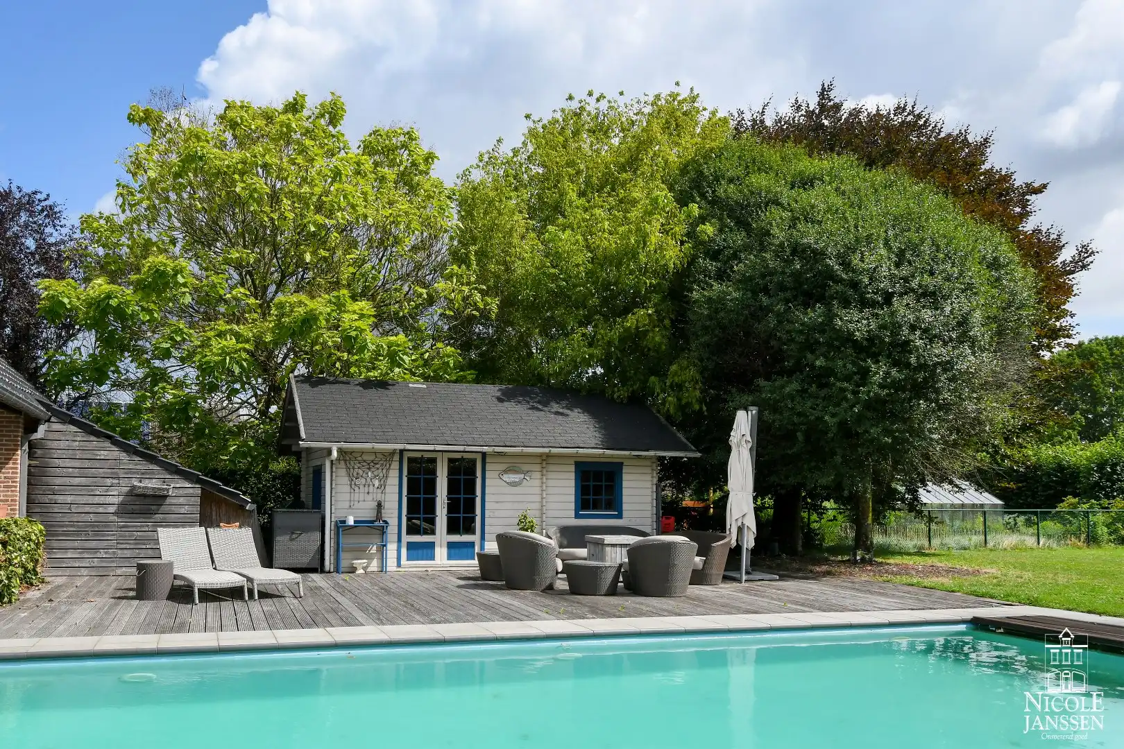 Instapklare gezinswoning met vier slaapkamers en zwembad foto 35