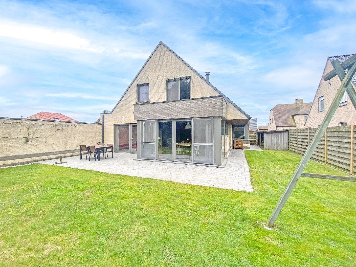 Ruime en lichtrijke villa te rustige woonwijk. foto 2