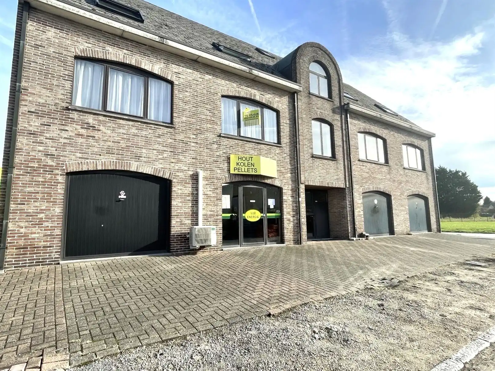 Instapklaar volledig gerenoveerd appartement met garage.  foto 3