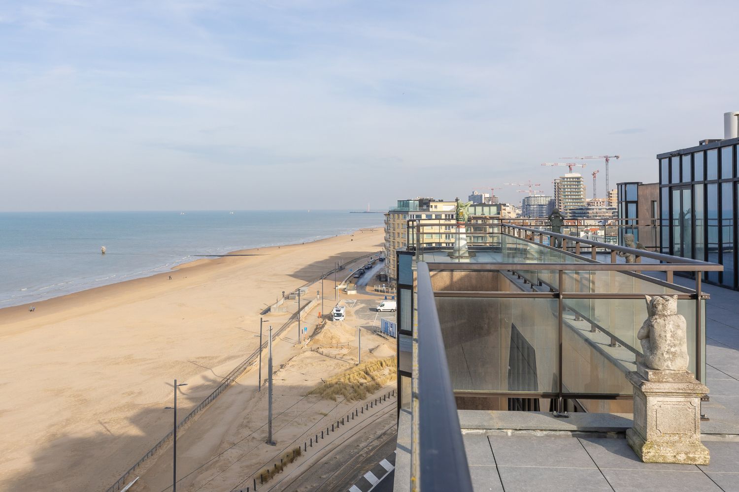 Ruime penthouse met fenomenaal open zicht op de zeedijk van Oostende foto 6