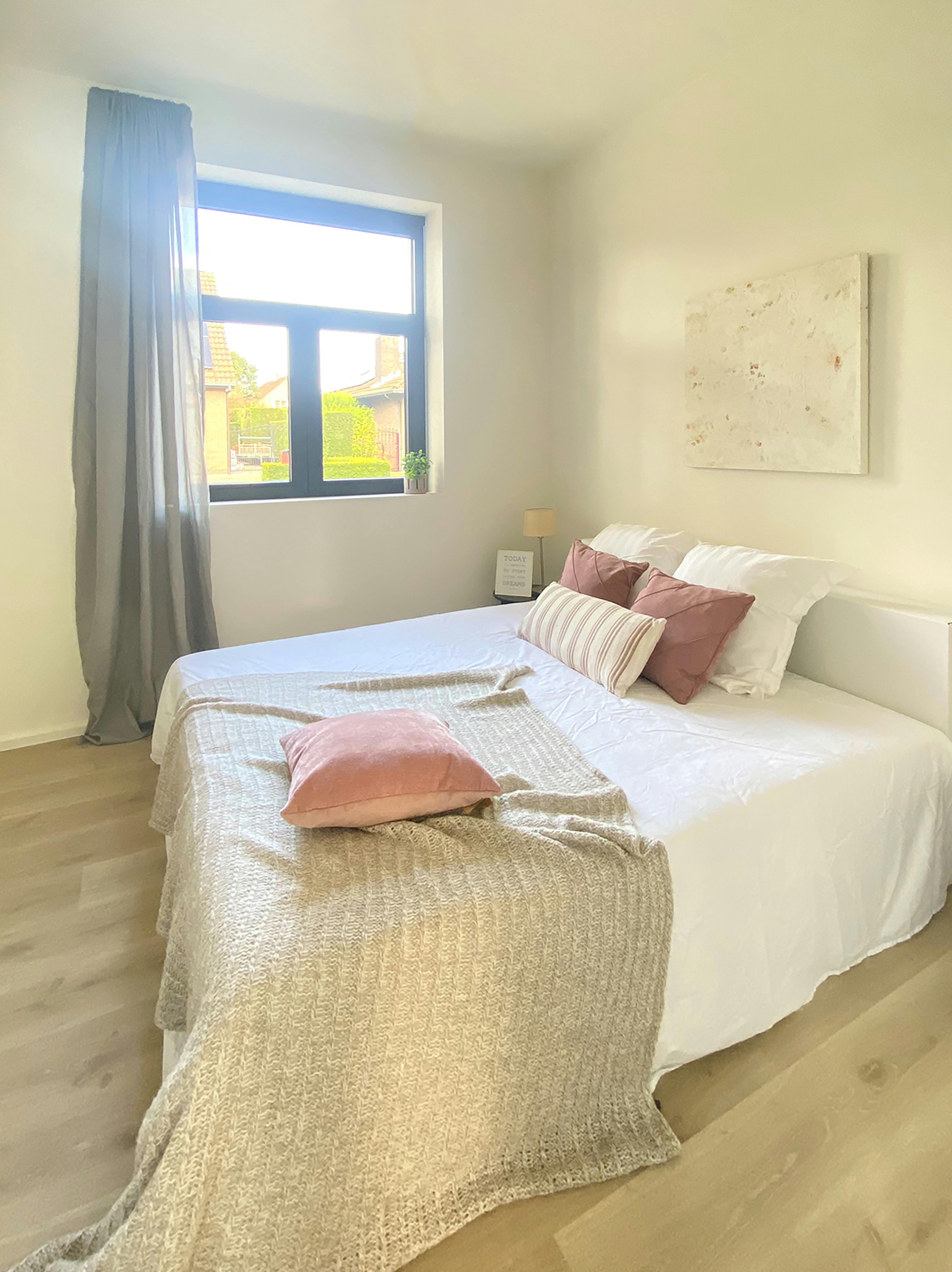 Volledig gerenoveerde halfopen bebouwing te koop te Essen! foto 12