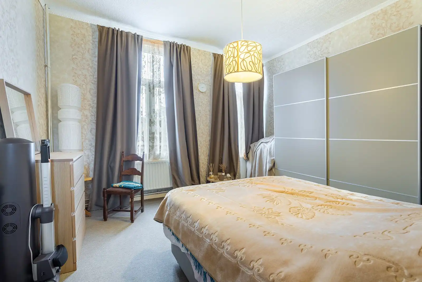 Op te frissen ruime woning met 7 slpk,3 badkamers,terras en garage foto 16