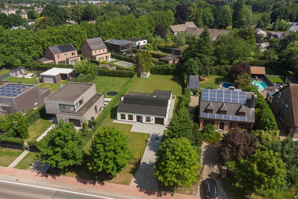 Stijlvol gerenoveerde villa met ruime tuin foto 2