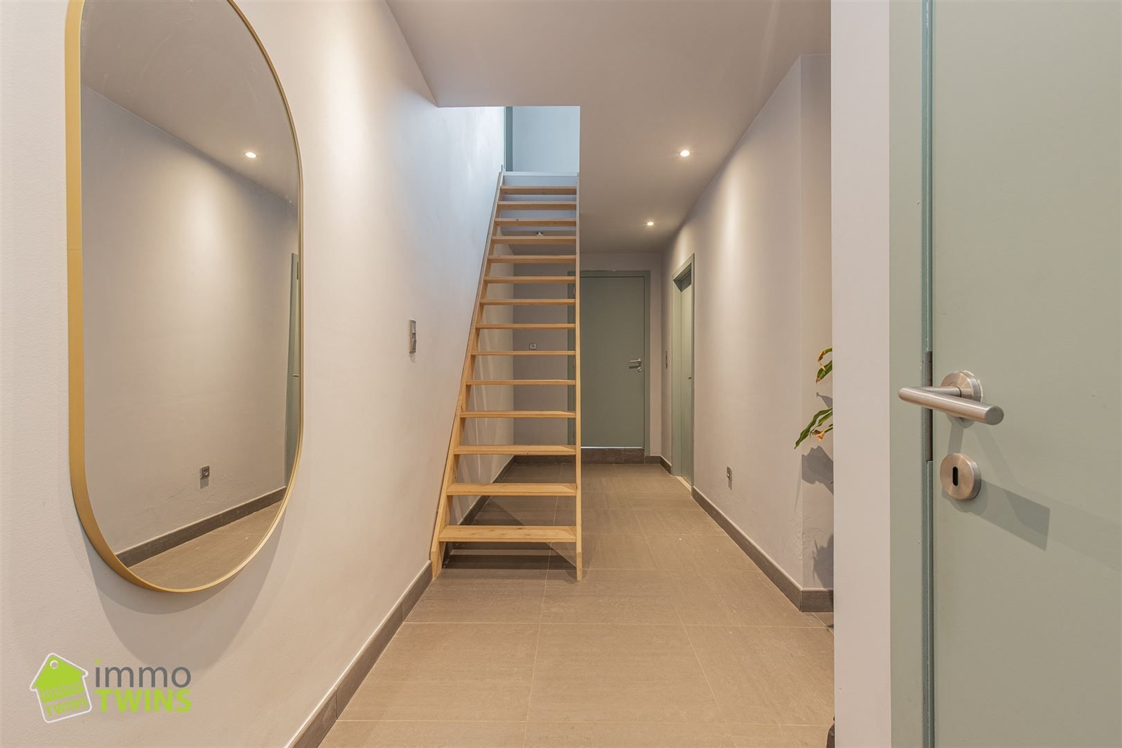 Ruime en lichtrijke gezinswoning met zonnige tuin en inpandige garage in Lebbeke foto 2