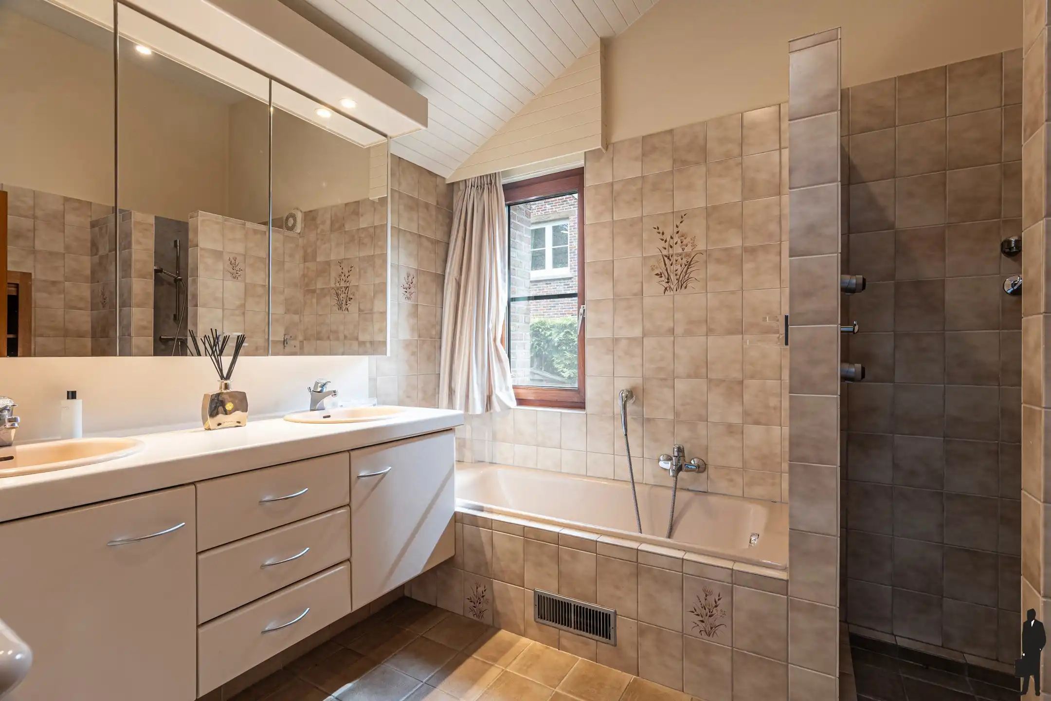 Split-levelwoning op een zonnig perceel van ca. 1.443 m² foto 11