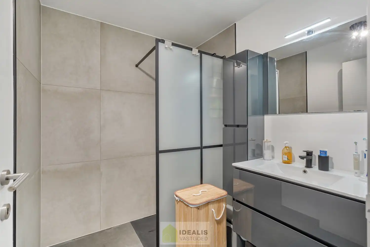 IDEALIS VASTGOED – GELIJKVLOERSE KANTOORRUIMTE MET BOVENLIGGEND APPARTEMENT OP EEN ZICHTLOCATIE IN DIEPENBEEK! Deze gelijkvloerse kantoorruimte van + - 105m² met bovenliggend apart toegankelijk appartement van + - 97 m² met zeer ruim terras is gelegen langs de Steenweg in Diepenbeek en heeft ruim voldoende parkeergelegenheid op eigen terrein. De perfecte zet voor zij die op zoek zijn naar een interessante investering op een zichtlocatie! foto 26