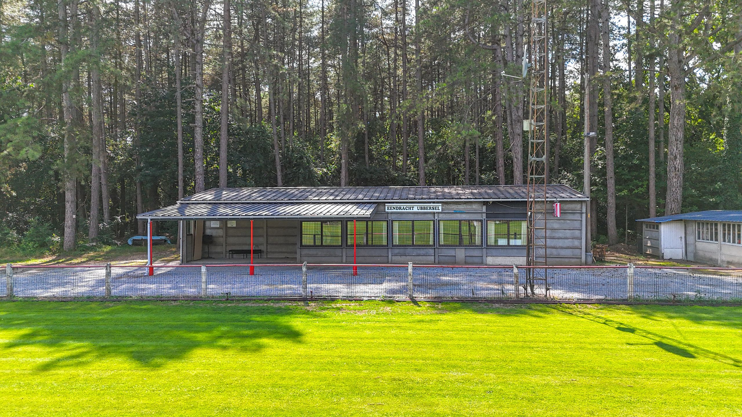 Voetbalveld en kantine op 2,45 ha in prachtig bosrijk gebied! foto 9
