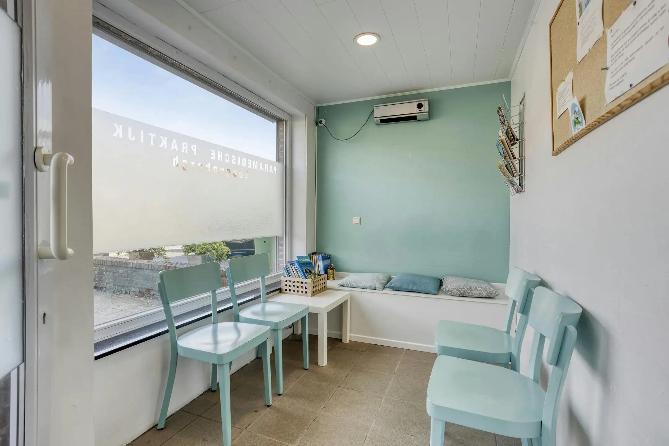 Handelspand met ruime woonst te koop in Ekeren foto 3