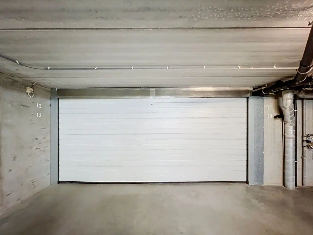 Helft van een dubbele garage, gelegen in de August Beernaertstraat. foto 3