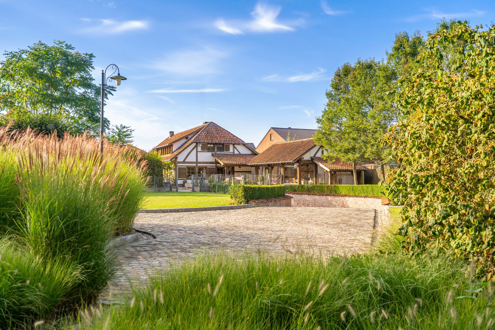 Een Unieke Woon- en Werkplek Nabij Hasselt, omgeven door Natuur en Ruimte foto {{pictureIndex}}