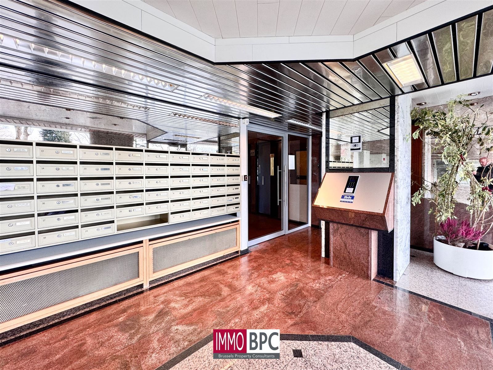 te renoveren appartement met groot terras! foto 17