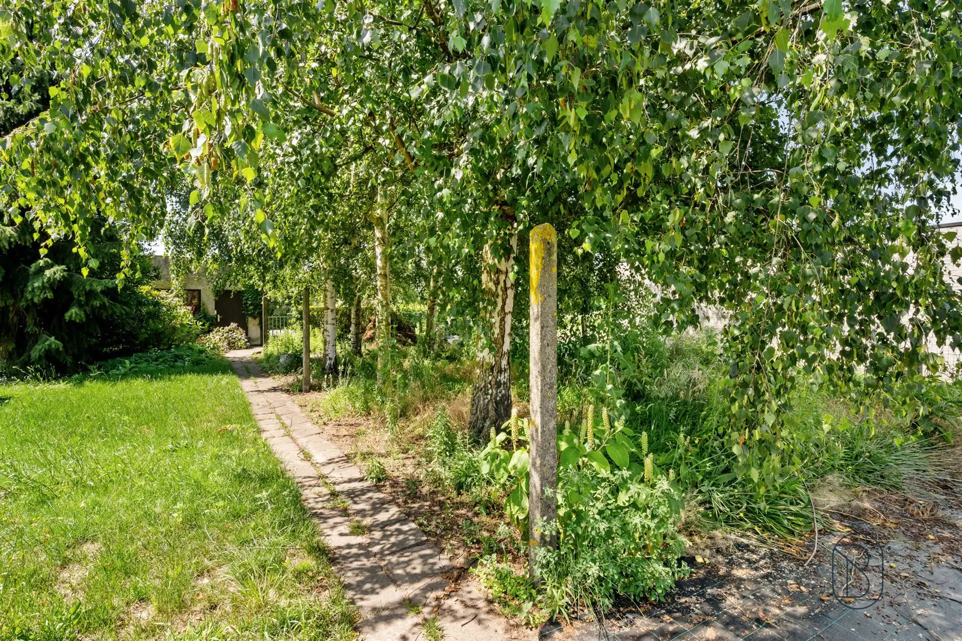 Goedgelegen woning met grote zongerichte tuin en garage foto 25