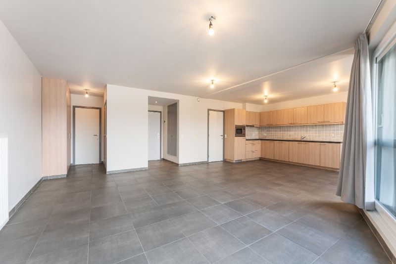 Roeselare-stadskern. Recent en prachtig tweeslaapkamerappartement gelegen op de 2de verdieping. Kleine residentie. Op wandelafstand van alles. Unieke vergezichten ! foto 4