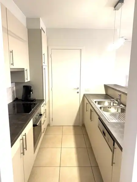 Instapklaar 2-slaapkamerappartement met balkon en overdekte autostaanplaats TE HUUR in Ooigem! foto 10