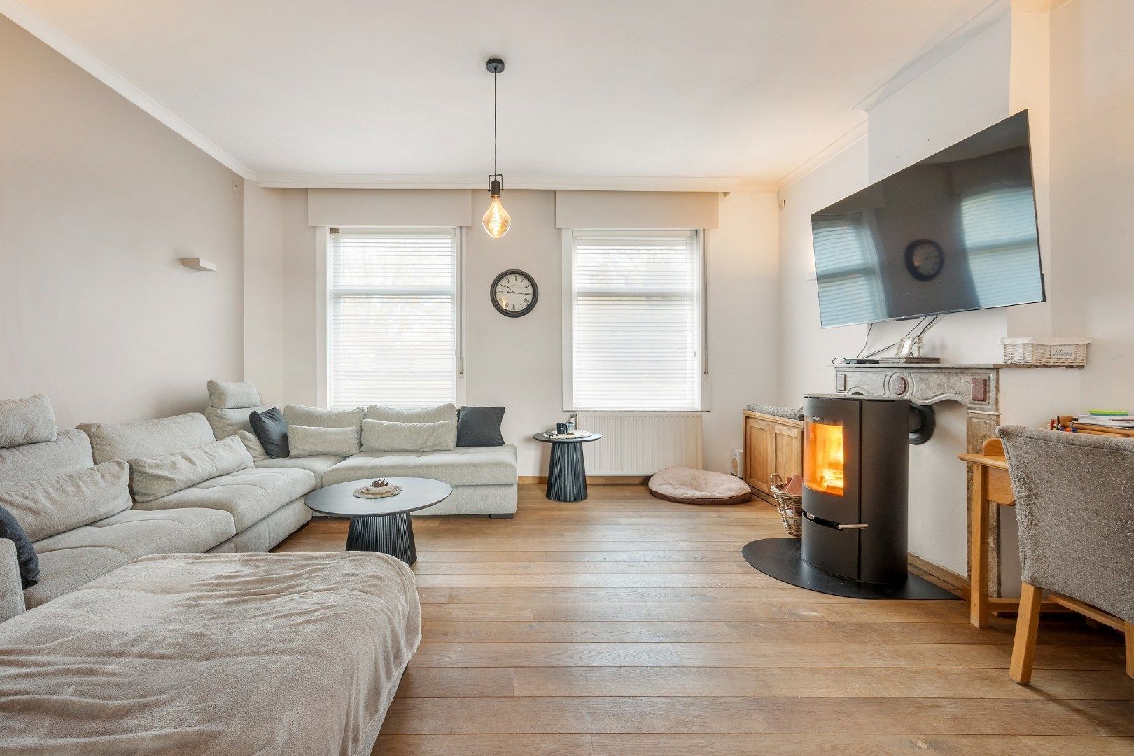 Verrassend ruime, instapklare woning met garage en zuidgerichte tuin in Geluwe foto {{pictureIndex}}