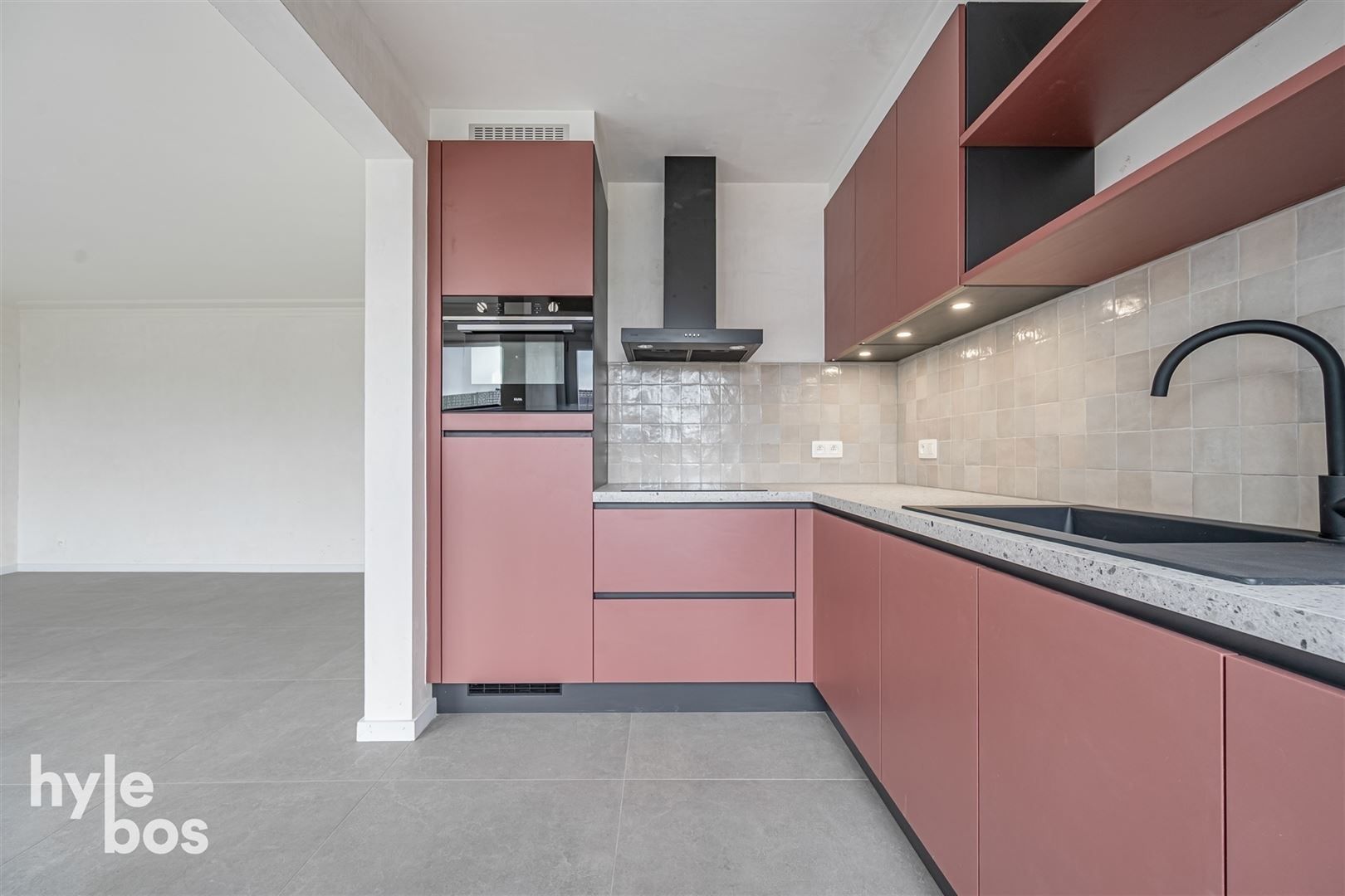 Gerenoveerd appartement met garage in gezellige woonwijk foto {{pictureIndex}}