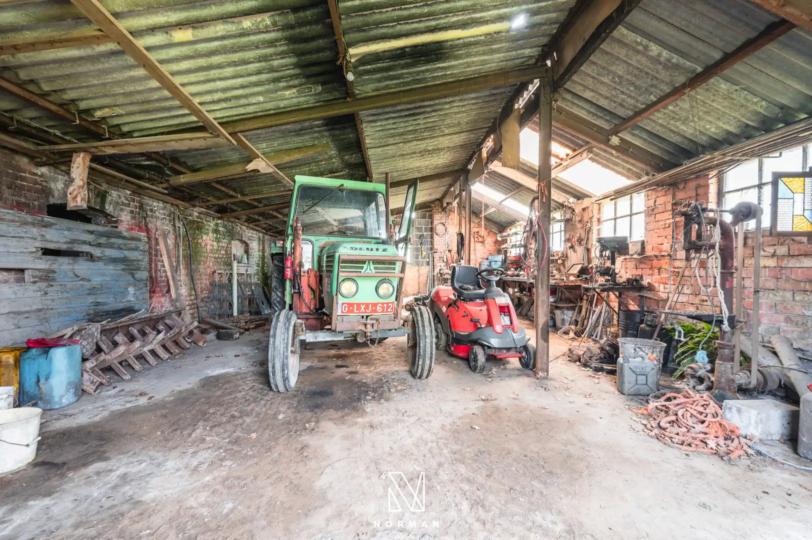 Unieke erfgoedhoeve op 33400 m² met dreef, bijgebouwen en landelijke vergezichten foto 29