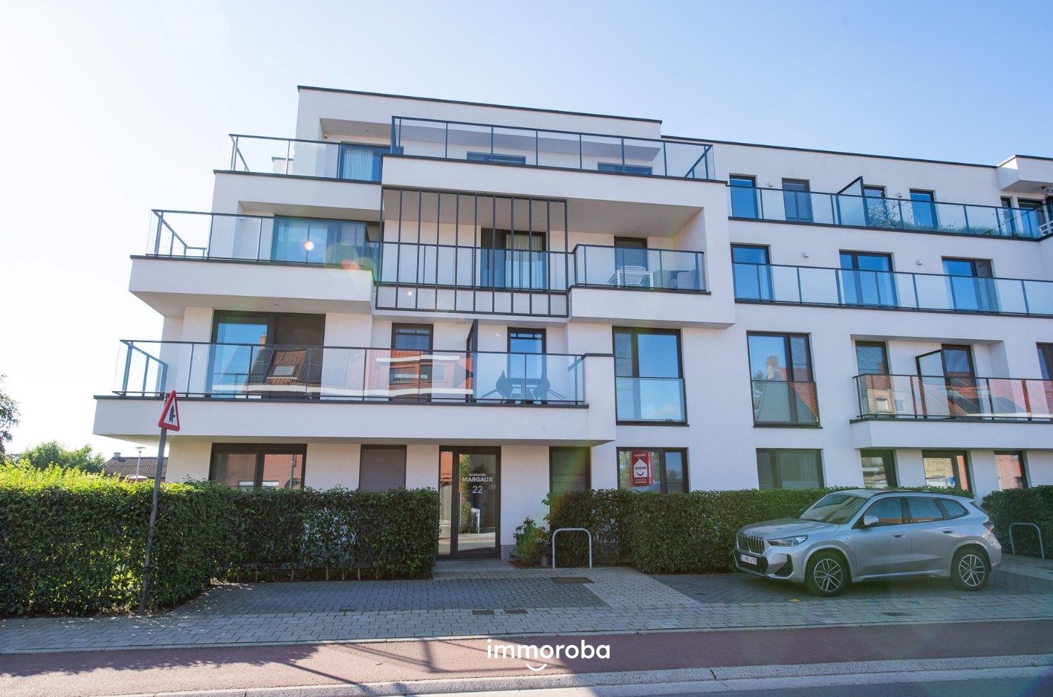 Volledig instapklaar gelijkvloers appartement met terras TE HUUR! foto 1