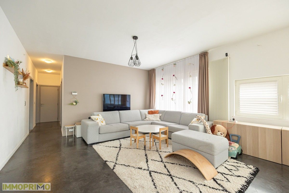 Ruim appartement met 3 slaapkamers op de 2e verdieping en ruim terras van 12 m2 foto 3