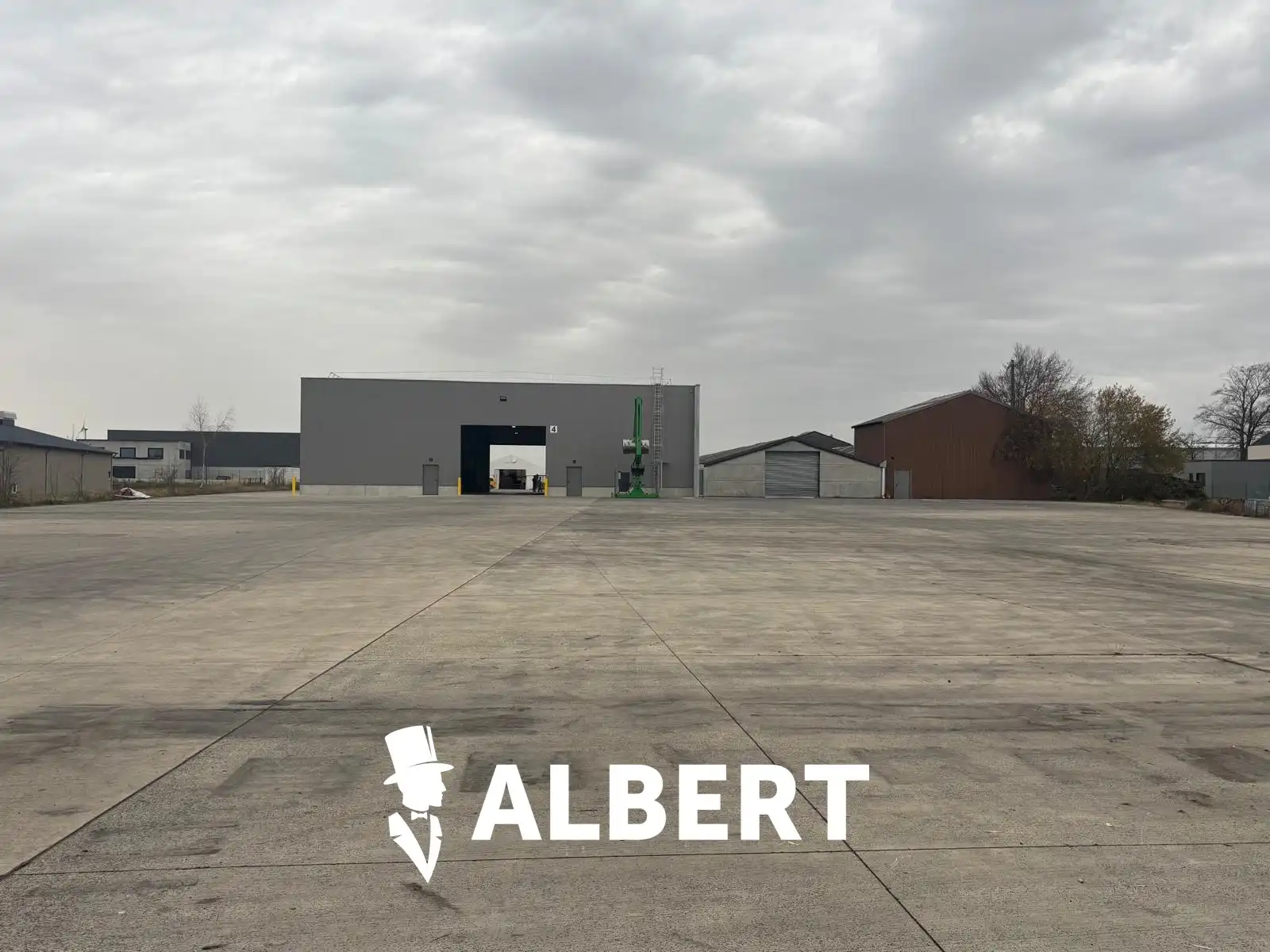 Industriële site met kantoorgebouw en hallen foto 14