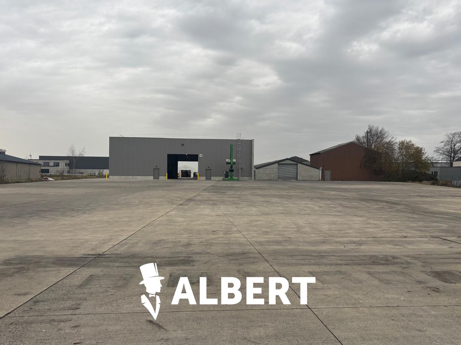 Industriële site met kantoorgebouw en hallen foto 14