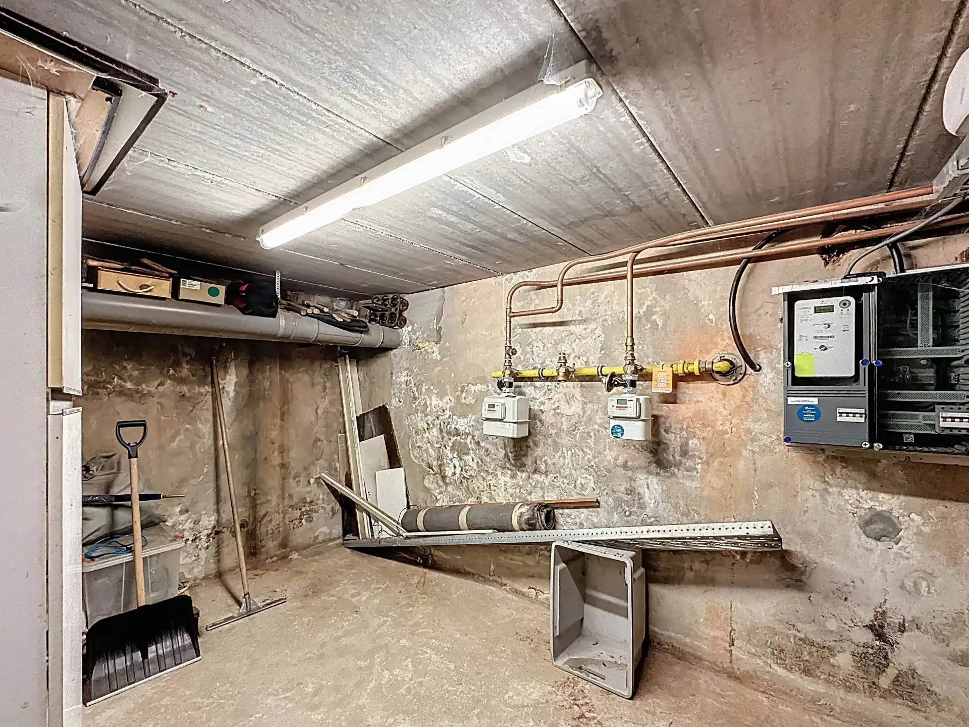 Zeer ruim en luxueus appartement met 2 slaapkamers, terras, tuin en overdekte staanplaats. foto 35