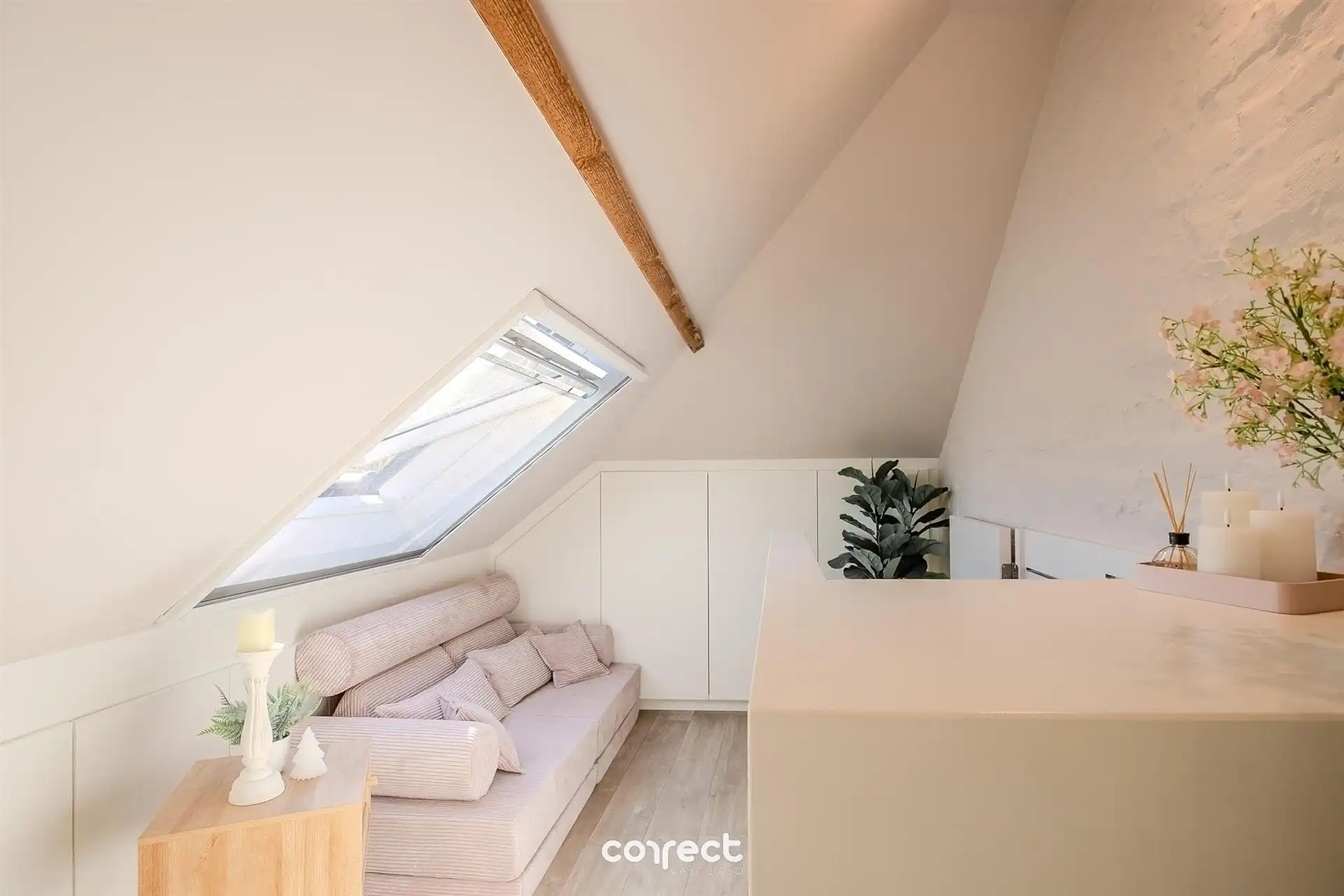 Halfopen bebouwing met oprit, garage, tuin en 3 slaapkamers. foto 9